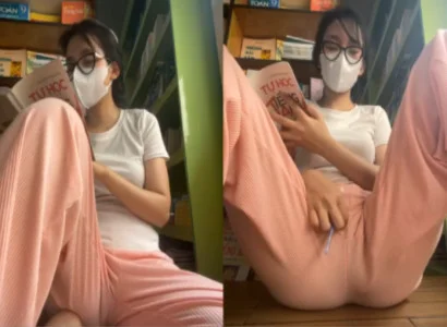 Em út vừa lật sách vừa nhét sextoy vào lồn