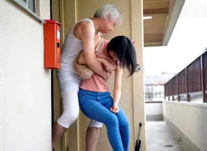 Nàng dâu mới bị bố chồng già cưỡng dâm