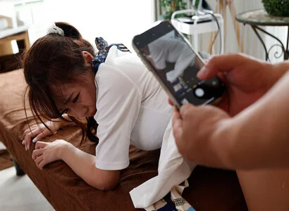 Đang triệt lông ngay tại đó đè ra hiếp