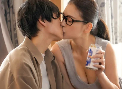 Chàng trai vừa bị cắm sừng được chị hàng xóm an ủi hết mình