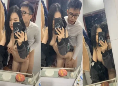 Hai sinh viên trẻ phang nhau trước gương
