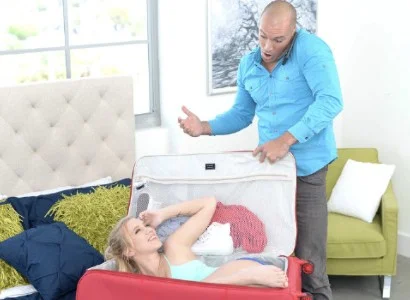 Món quà bên trong vali được mở ra