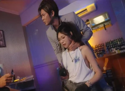 Nữ chủ tiệm bị địt tập thể bởi nhiều người
